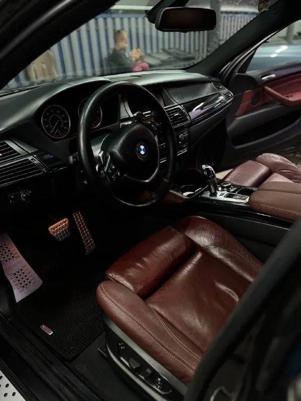 Bmw x6 4.4at 2010г пробег 236 000км легенда баварского автопрома. в оригинальном обвесе hamann. сочетание атмосферного v8 с автоматической 8 ступенчатой коробкой, на полном приводе никого не оставит равнодушным !! в музейном состоянии! кристально зеленая автотека, без дтп и окрасов! полностью обслужена. покрыта дорогой керамикой и антидождем. юридически все чисто и прозрачно, без залогов, без ограничений, без штрафов. стоит на учете! любые проверки. для ценителей! климат-контроль двухзонный, салон кожа, кожаный руль, обогрев передних, задних сидений, зеркал, электропривод передних сидений, зеркал. цена: 2 200 000р торг, обмен на бмв. звонить сюда - +7 928 758-41-41 📲 tg: 📞 звоните: +7(928)7584141 - фотография - 6