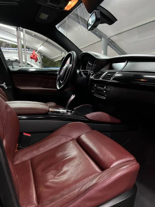 Bmw x6 4.4at 2010г пробег 236 000км легенда баварского автопрома. в оригинальном обвесе hamann. сочетание атмосферного v8 с автоматической 8 ступенчатой коробкой, на полном приводе никого не оставит равнодушным !! в музейном состоянии! кристально зеленая автотека, без дтп и окрасов! полностью обслужена. покрыта дорогой керамикой и антидождем. юридически все чисто и прозрачно, без залогов, без ограничений, без штрафов. стоит на учете! любые проверки. для ценителей! климат-контроль двухзонный, салон кожа, кожаный руль, обогрев передних, задних сидений, зеркал, электропривод передних сидений, зеркал. цена: 2 200 000р торг, обмен на бмв. звонить сюда - +7 928 758-41-41 📲 tg: 📞 звоните: +7(928)7584141 - фотография - 7