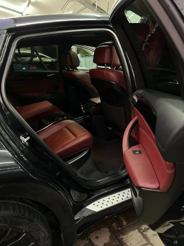 Bmw x6 4.4at 2010г пробег 236 000км легенда баварского автопрома. в оригинальном обвесе hamann. сочетание атмосферного v8 с автоматической 8 ступенчатой коробкой, на полном приводе никого не оставит равнодушным !! в музейном состоянии! кристально зеленая автотека, без дтп и окрасов! полностью обслужена. покрыта дорогой керамикой и антидождем. юридически все чисто и прозрачно, без залогов, без ограничений, без штрафов. стоит на учете! любые проверки. для ценителей! климат-контроль двухзонный, салон кожа, кожаный руль, обогрев передних, задних сидений, зеркал, электропривод передних сидений, зеркал. цена: 2 200 000р торг, обмен на бмв. звонить сюда - +7 928 758-41-41 📲 tg: 📞 звоните: +7(928)7584141 - фотография - 9