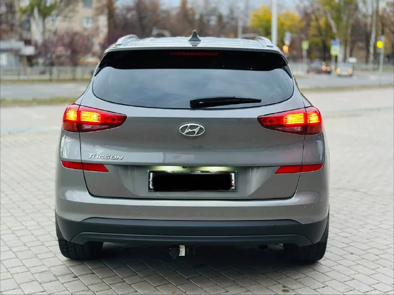 Hyundai tucson официал рестайлинг !!! 2019г бензин 2.0 автомат автомобиль в хорошем состоянии вложений не требует! есть все для комфортного вождение! без ключевой доступ, старт/стоп, carplay, климат/контроль, круиз/контроль, парктроник, мульти руль, камера заднего вида, подогрев руля, подогрев сидений, и многое другое… с документами полный порядок!!!! переоформление в мрэо! цена 1,985₽ все вопросы по тел:+79495722131 📲 tg: дмитрий 📞 звоните: +7(949)5722131 - фотография - 5