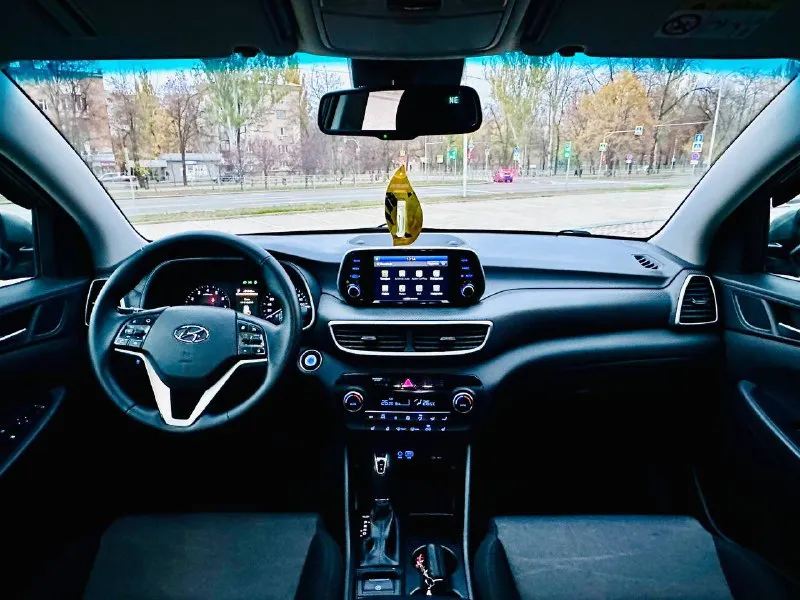 Hyundai tucson официал рестайлинг !!! 2019г бензин 2.0 автомат автомобиль в хорошем состоянии вложений не требует! есть все для комфортного вождение! без ключевой доступ, старт/стоп, carplay, климат/контроль, круиз/контроль, парктроник, мульти руль, камера заднего вида, подогрев руля, подогрев сидений, и многое другое… с документами полный порядок!!!! переоформление в мрэо! цена 1,985₽ все вопросы по тел:+79495722131 📲 tg: дмитрий 📞 звоните: +7(949)5722131 - фотография - 8