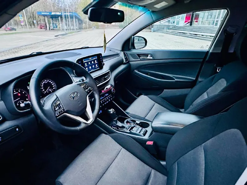Hyundai tucson официал рестайлинг !!! 2019г бензин 2.0 автомат автомобиль в хорошем состоянии вложений не требует! есть все для комфортного вождение! без ключевой доступ, старт/стоп, carplay, климат/контроль, круиз/контроль, парктроник, мульти руль, камера заднего вида, подогрев руля, подогрев сидений, и многое другое… с документами полный порядок!!!! переоформление в мрэо! цена 1,985₽ все вопросы по тел:+79495722131 📲 tg: дмитрий 📞 звоните: +7(949)5722131 - фотография - 9