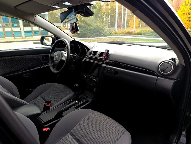 Продается mazda 3 🔥🔥🔥 рестайлинг!!! 2006 года выпуска мотор 1.6 ( атмосферный) бензин кпп: механика пробег 280 тыс. ( родной) авто в отличном состоянии✅ машина обслужена! вложений не требует. в комплектации: 🚘 климат-контроль, андроид магнитола, подогрев сидений, мультируль, 4 стеклоподъемника, линзованная оптика, автозапуск. диски r16 🛞 документы в полном порядке без арестов и штрафов, переоформление без проблем ✅ цена 675.000₽ 💵 (торг уместен) обмен не интересует! осмотр г. донецк все вопросы только по телефону📲 +79493830348 - фотография - 3