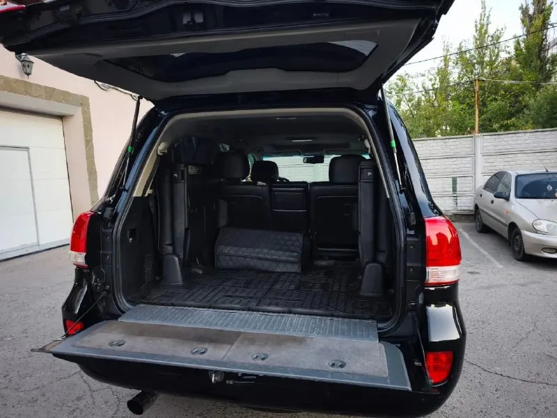Toyota land cruiser 200. год выпуска 2011. двигатель 4.5л. дизель. пробег 340 тыс. км. комплект зимней резины. люксовая версия в полной комплектации с люком и третьим рядом сидений в хорошем состоянии. то проходил вовремя, недавно заменены тормозные колодки, сайлентблоки передних рычагов. по кузову имеются эксплуатационные царапины. документы в порядке(штрафов и запретов нет). цена 3 200 000 руб. торг уместен. просмотр в макеевке. +7949-616-45-66 +7949-439-69-83 📞 звоните: +7(949)6164566 - фотография - 4