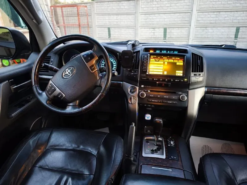 Toyota land cruiser 200. год выпуска 2011. двигатель 4.5л. дизель. пробег 340 тыс. км. комплект зимней резины. люксовая версия в полной комплектации с люком и третьим рядом сидений в хорошем состоянии. то проходил вовремя, недавно заменены тормозные колодки, сайлентблоки передних рычагов. по кузову имеются эксплуатационные царапины. документы в порядке(штрафов и запретов нет). цена 3 200 000 руб. торг уместен. просмотр в макеевке. +7949-616-45-66 +7949-439-69-83 📞 звоните: +7(949)6164566 - фотография - 5