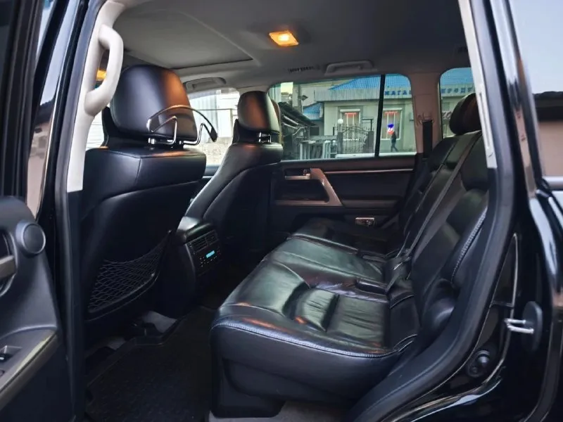 Toyota land cruiser 200. год выпуска 2011. двигатель 4.5л. дизель. пробег 340 тыс. км. комплект зимней резины. люксовая версия в полной комплектации с люком и третьим рядом сидений в хорошем состоянии. то проходил вовремя, недавно заменены тормозные колодки, сайлентблоки передних рычагов. по кузову имеются эксплуатационные царапины. документы в порядке(штрафов и запретов нет). цена 3 200 000 руб. торг уместен. просмотр в макеевке. +7949-616-45-66 +7949-439-69-83 📞 звоните: +7(949)6164566 - фотография - 7