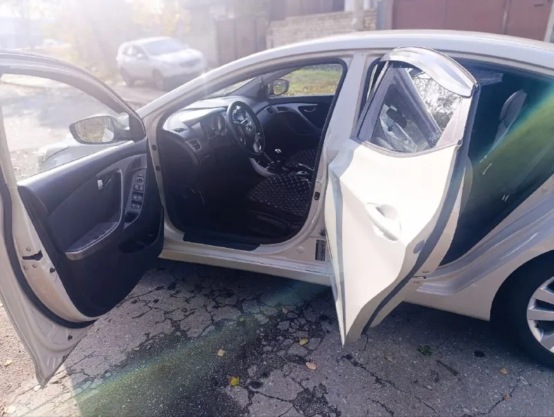 Автор: [ продам свою hyundai elantra 2013г. .1'6.мех. бензин. автомобиль в отличном состоянии. кузов покрыт керамикой. учёт на мне, документы кристально чистые.3 хозяина. техника огонь ! ни каких ошибок нет абсолютно !!!. кондер заправлен холодит. электроника вся работает каждая кнопка, задняя камера хорошая музыка. свет леды. вобщем садись да езжай, приезжайте сами всё увидите и поймете !!! пробег 240 тысяч км !!!! салон в идеале, чистый ухоженный, ни потёртый. без дтп, стекла все родные. подвеска перебрана отлично. двигатель масло не расходует не дымит работает как часы ), (то каждые 7 т. км), (готов к любым проверкам). за авто не стыдно. есть сервисная книжка и два ключа. два комплекта новых колёс зима и лето r17. цена 950. ₽ хороший торг реальному покупателю. +79493880313.. ❗❗❗наш телеграм канал [ бесплатное размещение за репост❗❗❗ правила сообщества [ 📞 звоните: +7(949)3880313 - фотография - 7