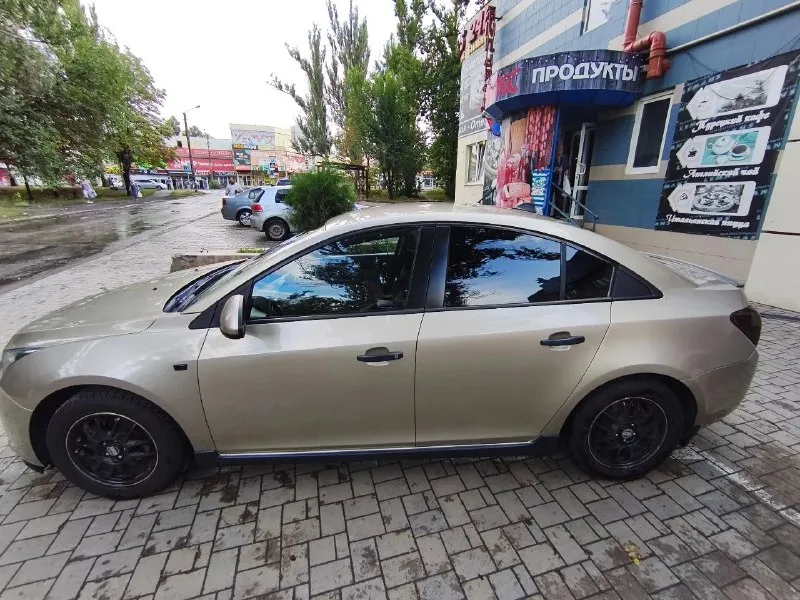 Chevrolet cruze 2010г. 1.6 автомат. отличное состояние. всё работает без нареканий. владею 2 года. много чего сделано. стоит хорошая музыка. цена 750 000 т. р +79496061011 📞 звоните: +7(949)6061011 - фотография - 2