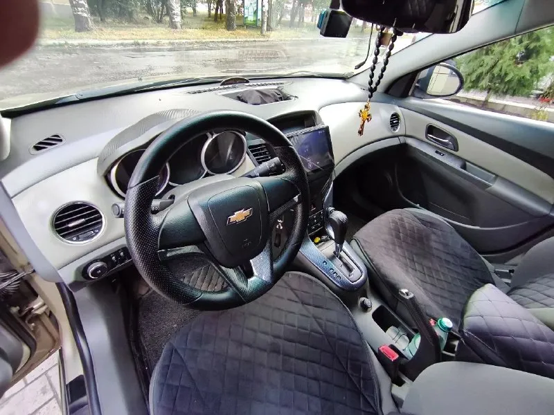 Chevrolet cruze 2010г. 1.6 автомат. отличное состояние. всё работает без нареканий. владею 2 года. много чего сделано. стоит хорошая музыка. цена 750 000 т. р +79496061011 📞 звоните: +7(949)6061011 - фотография - 3