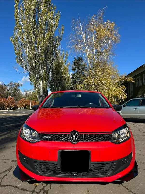 Продам volkswagen polo 2012 года. Двигатель 1.4. Кпп механика 5ст. Пробег оригинальный 162 тысячи км. Всего 2 хозяина. Двигатель масло не ест, не дымит, не троит. Коробка не выбивает, не хрустит. Кузов не гнилой и не ржавый, есть мелкие сколы и следы эксплуатации, ничего критичного. Автомобиль очень ухоженный, вид имеет, взгляды притягивает. Stage 1, интересный выхлоп. Машина едет бодро. Диски от гольф 6 оригинал. Салон в очень хорошем состоянии. Не затертый, не прокуренный. Ходовая без стуков. Стоит регулируемая подвеска(койловеры) в круг. Комплектация с кондиционером, а так же эгур, 4 эсп, противотуманные фары, подогрев передних сидений, кожаный руль, датчик света. Поменял комплект грм, масло и фильтра, задние колодки и тормозные цилиндры. Машина срочных вложений не требует. Цена 740 тысяч рублей. Торг г. Макеевка. +79495125521
📲 Tg: @bmbardirocrokodilo
📞 Звоните: +7(949)5125521 - фотография - 1