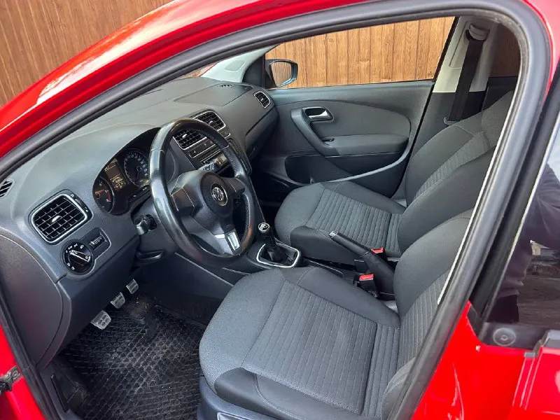 Продам volkswagen polo 2012 года. Двигатель 1.4. Кпп механика 5ст. Пробег оригинальный 162 тысячи км. Всего 2 хозяина. Двигатель масло не ест, не дымит, не троит. Коробка не выбивает, не хрустит. Кузов не гнилой и не ржавый, есть мелкие сколы и следы эксплуатации, ничего критичного. Автомобиль очень ухоженный, вид имеет, взгляды притягивает. Stage 1, интересный выхлоп. Машина едет бодро. Диски от гольф 6 оригинал. Салон в очень хорошем состоянии. Не затертый, не прокуренный. Ходовая без стуков. Стоит регулируемая подвеска(койловеры) в круг. Комплектация с кондиционером, а так же эгур, 4 эсп, противотуманные фары, подогрев передних сидений, кожаный руль, датчик света. Поменял комплект грм, масло и фильтра, задние колодки и тормозные цилиндры. Машина срочных вложений не требует. Цена 740 тысяч рублей. Торг г. Макеевка. +79495125521
📲 Tg: @bmbardirocrokodilo
📞 Звоните: +7(949)5125521 - фотография - 10