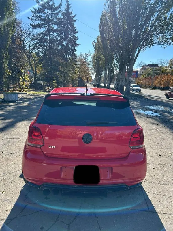 Продам volkswagen polo 2012 года. Двигатель 1.4. Кпп механика 5ст. Пробег оригинальный 162 тысячи км. Всего 2 хозяина. Двигатель масло не ест, не дымит, не троит. Коробка не выбивает, не хрустит. Кузов не гнилой и не ржавый, есть мелкие сколы и следы эксплуатации, ничего критичного. Автомобиль очень ухоженный, вид имеет, взгляды притягивает. Stage 1, интересный выхлоп. Машина едет бодро. Диски от гольф 6 оригинал. Салон в очень хорошем состоянии. Не затертый, не прокуренный. Ходовая без стуков. Стоит регулируемая подвеска(койловеры) в круг. Комплектация с кондиционером, а так же эгур, 4 эсп, противотуманные фары, подогрев передних сидений, кожаный руль, датчик света. Поменял комплект грм, масло и фильтра, задние колодки и тормозные цилиндры. Машина срочных вложений не требует. Цена 740 тысяч рублей. Торг г. Макеевка. +79495125521
📲 Tg: @bmbardirocrokodilo
📞 Звоните: +7(949)5125521 - фотография - 2