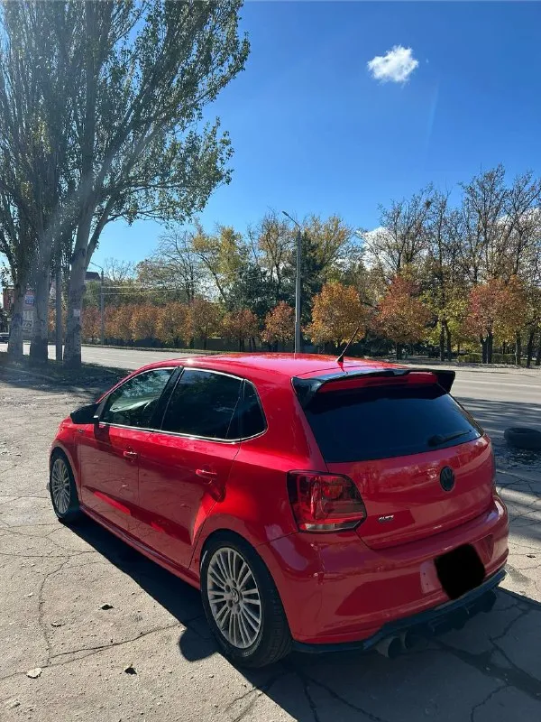 Продам volkswagen polo 2012 года. Двигатель 1.4. Кпп механика 5ст. Пробег оригинальный 162 тысячи км. Всего 2 хозяина. Двигатель масло не ест, не дымит, не троит. Коробка не выбивает, не хрустит. Кузов не гнилой и не ржавый, есть мелкие сколы и следы эксплуатации, ничего критичного. Автомобиль очень ухоженный, вид имеет, взгляды притягивает. Stage 1, интересный выхлоп. Машина едет бодро. Диски от гольф 6 оригинал. Салон в очень хорошем состоянии. Не затертый, не прокуренный. Ходовая без стуков. Стоит регулируемая подвеска(койловеры) в круг. Комплектация с кондиционером, а так же эгур, 4 эсп, противотуманные фары, подогрев передних сидений, кожаный руль, датчик света. Поменял комплект грм, масло и фильтра, задние колодки и тормозные цилиндры. Машина срочных вложений не требует. Цена 740 тысяч рублей. Торг г. Макеевка. +79495125521
📲 Tg: @bmbardirocrokodilo
📞 Звоните: +7(949)5125521 - фотография - 3