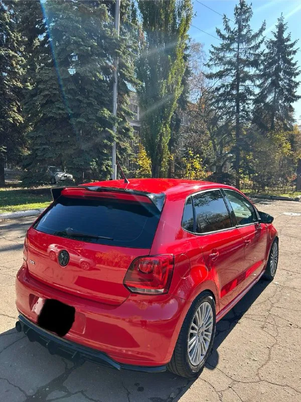Продам volkswagen polo 2012 года. Двигатель 1.4. Кпп механика 5ст. Пробег оригинальный 162 тысячи км. Всего 2 хозяина. Двигатель масло не ест, не дымит, не троит. Коробка не выбивает, не хрустит. Кузов не гнилой и не ржавый, есть мелкие сколы и следы эксплуатации, ничего критичного. Автомобиль очень ухоженный, вид имеет, взгляды притягивает. Stage 1, интересный выхлоп. Машина едет бодро. Диски от гольф 6 оригинал. Салон в очень хорошем состоянии. Не затертый, не прокуренный. Ходовая без стуков. Стоит регулируемая подвеска(койловеры) в круг. Комплектация с кондиционером, а так же эгур, 4 эсп, противотуманные фары, подогрев передних сидений, кожаный руль, датчик света. Поменял комплект грм, масло и фильтра, задние колодки и тормозные цилиндры. Машина срочных вложений не требует. Цена 740 тысяч рублей. Торг г. Макеевка. +79495125521
📲 Tg: @bmbardirocrokodilo
📞 Звоните: +7(949)5125521 - фотография - 4