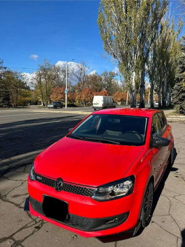 Продам volkswagen polo 2012 года. Двигатель 1.4. Кпп механика 5ст. Пробег оригинальный 162 тысячи км. Всего 2 хозяина. Двигатель масло не ест, не дымит, не троит. Коробка не выбивает, не хрустит. Кузов не гнилой и не ржавый, есть мелкие сколы и следы эксплуатации, ничего критичного. Автомобиль очень ухоженный, вид имеет, взгляды притягивает. Stage 1, интересный выхлоп. Машина едет бодро. Диски от гольф 6 оригинал. Салон в очень хорошем состоянии. Не затертый, не прокуренный. Ходовая без стуков. Стоит регулируемая подвеска(койловеры) в круг. Комплектация с кондиционером, а так же эгур, 4 эсп, противотуманные фары, подогрев передних сидений, кожаный руль, датчик света. Поменял комплект грм, масло и фильтра, задние колодки и тормозные цилиндры. Машина срочных вложений не требует. Цена 740 тысяч рублей. Торг г. Макеевка. +79495125521
📲 Tg: @bmbardirocrokodilo
📞 Звоните: +7(949)5125521 - фотография - 6