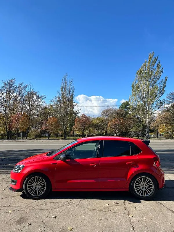 Продам volkswagen polo 2012 года. Двигатель 1.4. Кпп механика 5ст. Пробег оригинальный 162 тысячи км. Всего 2 хозяина. Двигатель масло не ест, не дымит, не троит. Коробка не выбивает, не хрустит. Кузов не гнилой и не ржавый, есть мелкие сколы и следы эксплуатации, ничего критичного. Автомобиль очень ухоженный, вид имеет, взгляды притягивает. Stage 1, интересный выхлоп. Машина едет бодро. Диски от гольф 6 оригинал. Салон в очень хорошем состоянии. Не затертый, не прокуренный. Ходовая без стуков. Стоит регулируемая подвеска(койловеры) в круг. Комплектация с кондиционером, а так же эгур, 4 эсп, противотуманные фары, подогрев передних сидений, кожаный руль, датчик света. Поменял комплект грм, масло и фильтра, задние колодки и тормозные цилиндры. Машина срочных вложений не требует. Цена 740 тысяч рублей. Торг г. Макеевка. +79495125521
📲 Tg: @bmbardirocrokodilo
📞 Звоните: +7(949)5125521 - фотография - 7