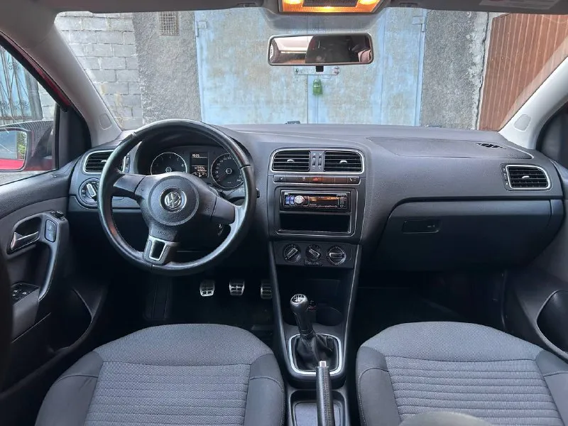 Продам volkswagen polo 2012 года. Двигатель 1.4. Кпп механика 5ст. Пробег оригинальный 162 тысячи км. Всего 2 хозяина. Двигатель масло не ест, не дымит, не троит. Коробка не выбивает, не хрустит. Кузов не гнилой и не ржавый, есть мелкие сколы и следы эксплуатации, ничего критичного. Автомобиль очень ухоженный, вид имеет, взгляды притягивает. Stage 1, интересный выхлоп. Машина едет бодро. Диски от гольф 6 оригинал. Салон в очень хорошем состоянии. Не затертый, не прокуренный. Ходовая без стуков. Стоит регулируемая подвеска(койловеры) в круг. Комплектация с кондиционером, а так же эгур, 4 эсп, противотуманные фары, подогрев передних сидений, кожаный руль, датчик света. Поменял комплект грм, масло и фильтра, задние колодки и тормозные цилиндры. Машина срочных вложений не требует. Цена 740 тысяч рублей. Торг г. Макеевка. +79495125521
📲 Tg: @bmbardirocrokodilo
📞 Звоните: +7(949)5125521 - фотография - 8