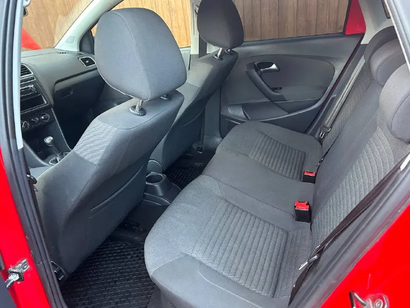 Продам volkswagen polo 2012 года. Двигатель 1.4. Кпп механика 5ст. Пробег оригинальный 162 тысячи км. Всего 2 хозяина. Двигатель масло не ест, не дымит, не троит. Коробка не выбивает, не хрустит. Кузов не гнилой и не ржавый, есть мелкие сколы и следы эксплуатации, ничего критичного. Автомобиль очень ухоженный, вид имеет, взгляды притягивает. Stage 1, интересный выхлоп. Машина едет бодро. Диски от гольф 6 оригинал. Салон в очень хорошем состоянии. Не затертый, не прокуренный. Ходовая без стуков. Стоит регулируемая подвеска(койловеры) в круг. Комплектация с кондиционером, а так же эгур, 4 эсп, противотуманные фары, подогрев передних сидений, кожаный руль, датчик света. Поменял комплект грм, масло и фильтра, задние колодки и тормозные цилиндры. Машина срочных вложений не требует. Цена 740 тысяч рублей. Торг г. Макеевка. +79495125521
📲 Tg: @bmbardirocrokodilo
📞 Звоните: +7(949)5125521 - фотография - 9