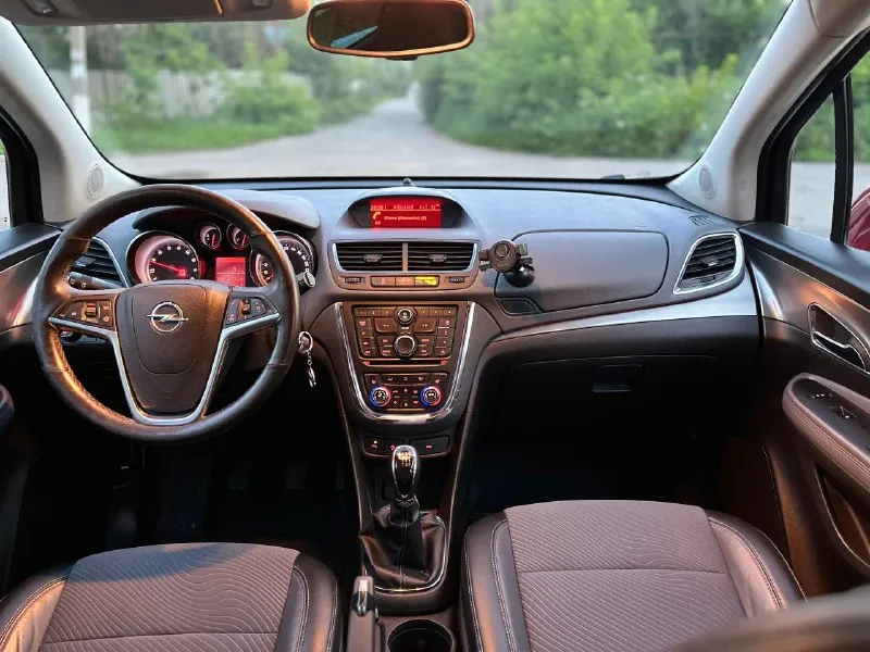 Луганск/ брянка 📱номер телефона: +7 (959) 516-84-11 telegram/what’s app 🚘марка: opel mokka 📅год выпуска: 2013 💴 цена : 1.300.000 рублей 🌍 пробег: 145.000км продам очень экономичный компакт кроссовер. состояние отличное как технически так и внешне. машина хозяйская, вся обслужена. пробег родной, автотека на отлично. кузов весь ровный, подкрас одного крыла, стекла все родные включая лобовое. внешне без каких либо изъянов. двигатель бензиновый 1.4, подключаемый полный привод, коробка 6 ступ механика. двигатель работает ровно, без посторонних шумов, масло не берет от слова совсем. коробка переключается четко. ошибок нет никаких, работает каждая кнопочка. очень жирная комплектация : 2х зонный климат контроль, подогревы сидений и руля, кожаный салон, поворотные фары, старт/стоп, мультируль, помощь при спуске, и многое другое. 2 комплекта колес - лето r18, зима новые диски с резиной r16 ( проехала одну зиму). автомобиль обладает хорошей динамикой и приятным расходом топлив 📞 звоните: +7(959)5168411 - фотография - 10