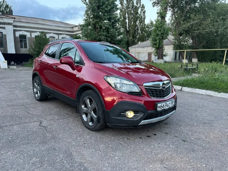 Луганск/ брянка 📱номер телефона: +7 (959) 516-84-11 telegram/what’s app 🚘марка: opel mokka 📅год выпуска: 2013 💴 цена : 1.300.000 рублей 🌍 пробег: 145.000км продам очень экономичный компакт кроссовер. состояние отличное как технически так и внешне. машина хозяйская, вся обслужена. пробег родной, автотека на отлично. кузов весь ровный, подкрас одного крыла, стекла все родные включая лобовое. внешне без каких либо изъянов. двигатель бензиновый 1.4, подключаемый полный привод, коробка 6 ступ механика. двигатель работает ровно, без посторонних шумов, масло не берет от слова совсем. коробка переключается четко. ошибок нет никаких, работает каждая кнопочка. очень жирная комплектация : 2х зонный климат контроль, подогревы сидений и руля, кожаный салон, поворотные фары, старт/стоп, мультируль, помощь при спуске, и многое другое. 2 комплекта колес - лето r18, зима новые диски с резиной r16 ( проехала одну зиму). автомобиль обладает хорошей динамикой и приятным расходом топлив 📞 звоните: +7(959)5168411 - фотография - 2