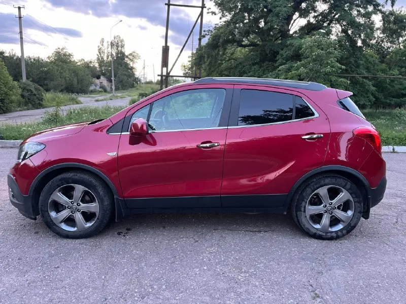 Луганск/ брянка 📱номер телефона: +7 (959) 516-84-11 telegram/what’s app 🚘марка: opel mokka 📅год выпуска: 2013 💴 цена : 1.300.000 рублей 🌍 пробег: 145.000км продам очень экономичный компакт кроссовер. состояние отличное как технически так и внешне. машина хозяйская, вся обслужена. пробег родной, автотека на отлично. кузов весь ровный, подкрас одного крыла, стекла все родные включая лобовое. внешне без каких либо изъянов. двигатель бензиновый 1.4, подключаемый полный привод, коробка 6 ступ механика. двигатель работает ровно, без посторонних шумов, масло не берет от слова совсем. коробка переключается четко. ошибок нет никаких, работает каждая кнопочка. очень жирная комплектация : 2х зонный климат контроль, подогревы сидений и руля, кожаный салон, поворотные фары, старт/стоп, мультируль, помощь при спуске, и многое другое. 2 комплекта колес - лето r18, зима новые диски с резиной r16 ( проехала одну зиму). автомобиль обладает хорошей динамикой и приятным расходом топлив 📞 звоните: +7(959)5168411 - фотография - 3