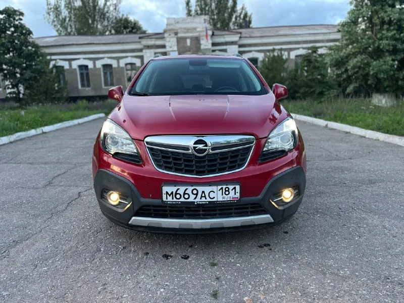 Луганск/ брянка 📱номер телефона: +7 (959) 516-84-11 telegram/what’s app 🚘марка: opel mokka 📅год выпуска: 2013 💴 цена : 1.300.000 рублей 🌍 пробег: 145.000км продам очень экономичный компакт кроссовер. состояние отличное как технически так и внешне. машина хозяйская, вся обслужена. пробег родной, автотека на отлично. кузов весь ровный, подкрас одного крыла, стекла все родные включая лобовое. внешне без каких либо изъянов. двигатель бензиновый 1.4, подключаемый полный привод, коробка 6 ступ механика. двигатель работает ровно, без посторонних шумов, масло не берет от слова совсем. коробка переключается четко. ошибок нет никаких, работает каждая кнопочка. очень жирная комплектация : 2х зонный климат контроль, подогревы сидений и руля, кожаный салон, поворотные фары, старт/стоп, мультируль, помощь при спуске, и многое другое. 2 комплекта колес - лето r18, зима новые диски с резиной r16 ( проехала одну зиму). автомобиль обладает хорошей динамикой и приятным расходом топлив 📞 звоните: +7(959)5168411 - фотография - 6