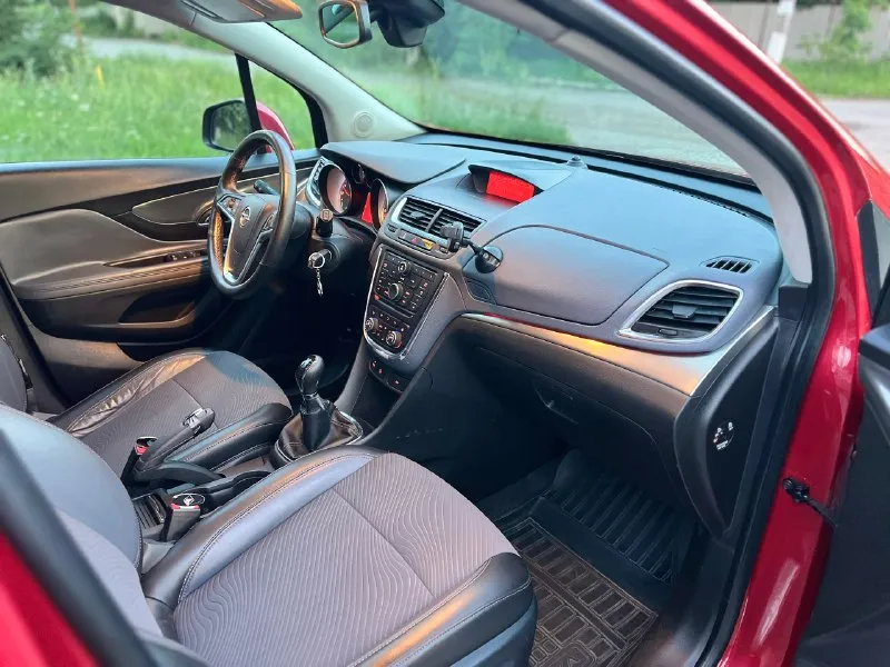 Луганск/ брянка 📱номер телефона: +7 (959) 516-84-11 telegram/what’s app 🚘марка: opel mokka 📅год выпуска: 2013 💴 цена : 1.300.000 рублей 🌍 пробег: 145.000км продам очень экономичный компакт кроссовер. состояние отличное как технически так и внешне. машина хозяйская, вся обслужена. пробег родной, автотека на отлично. кузов весь ровный, подкрас одного крыла, стекла все родные включая лобовое. внешне без каких либо изъянов. двигатель бензиновый 1.4, подключаемый полный привод, коробка 6 ступ механика. двигатель работает ровно, без посторонних шумов, масло не берет от слова совсем. коробка переключается четко. ошибок нет никаких, работает каждая кнопочка. очень жирная комплектация : 2х зонный климат контроль, подогревы сидений и руля, кожаный салон, поворотные фары, старт/стоп, мультируль, помощь при спуске, и многое другое. 2 комплекта колес - лето r18, зима новые диски с резиной r16 ( проехала одну зиму). автомобиль обладает хорошей динамикой и приятным расходом топлив 📞 звоните: +7(959)5168411 - фотография - 8