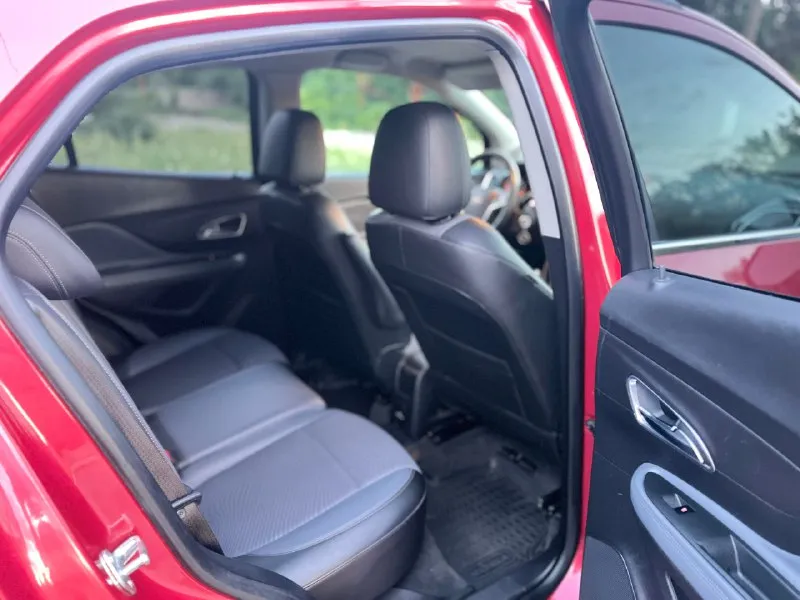 Луганск/ брянка 📱номер телефона: +7 (959) 516-84-11 telegram/what’s app 🚘марка: opel mokka 📅год выпуска: 2013 💴 цена : 1.300.000 рублей 🌍 пробег: 145.000км продам очень экономичный компакт кроссовер. состояние отличное как технически так и внешне. машина хозяйская, вся обслужена. пробег родной, автотека на отлично. кузов весь ровный, подкрас одного крыла, стекла все родные включая лобовое. внешне без каких либо изъянов. двигатель бензиновый 1.4, подключаемый полный привод, коробка 6 ступ механика. двигатель работает ровно, без посторонних шумов, масло не берет от слова совсем. коробка переключается четко. ошибок нет никаких, работает каждая кнопочка. очень жирная комплектация : 2х зонный климат контроль, подогревы сидений и руля, кожаный салон, поворотные фары, старт/стоп, мультируль, помощь при спуске, и многое другое. 2 комплекта колес - лето r18, зима новые диски с резиной r16 ( проехала одну зиму). автомобиль обладает хорошей динамикой и приятным расходом топлив 📞 звоните: +7(959)5168411 - фотография - 9