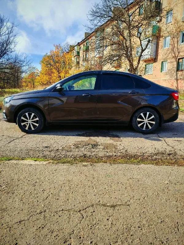 Здравствуйте! продам отличный автомобиль ваз vesta. год выпуска 2020. лучшая качественная досанкционная сборка! обьм 1,6l (клапана не гнет!). кпп механика. пробег 73000 км. супер красивый и практичный цвет"aнгкop"! состояние нового авто! машина без дтп и прочих неприятностей, ни одного крашенного элемента (кузов оцинкован!). все стекла родные заводские. бережное гаражное хранение, все зоны риска в броне плёнке. установлена магнитола teyes cc3l 2к, камера заднего вида, сигнализация с автозапуском. установлены дхо двухцветные. регулировка руля по высоте и вылету. высокий клиренс и стальная защита двигателя. малый расход топлива. машина полностью обслужена и не требует ни каких вложений. очень крепкое, надежное, проверенное временем не дорогое в обслуживании авто! документы в порядке - хозяин. цена 930 000 руб. лучшее предложение по региону! горловка. +79493841764. 📞 звоните: +7(949)3841764 - фотография - 2