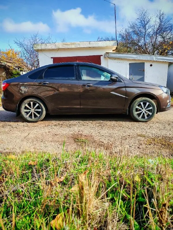 Здравствуйте! продам отличный автомобиль ваз vesta. год выпуска 2020. лучшая качественная досанкционная сборка! обьм 1,6l (клапана не гнет!). кпп механика. пробег 73000 км. супер красивый и практичный цвет"aнгкop"! состояние нового авто! машина без дтп и прочих неприятностей, ни одного крашенного элемента (кузов оцинкован!). все стекла родные заводские. бережное гаражное хранение, все зоны риска в броне плёнке. установлена магнитола teyes cc3l 2к, камера заднего вида, сигнализация с автозапуском. установлены дхо двухцветные. регулировка руля по высоте и вылету. высокий клиренс и стальная защита двигателя. малый расход топлива. машина полностью обслужена и не требует ни каких вложений. очень крепкое, надежное, проверенное временем не дорогое в обслуживании авто! документы в порядке - хозяин. цена 930 000 руб. лучшее предложение по региону! горловка. +79493841764. 📞 звоните: +7(949)3841764 - фотография - 8