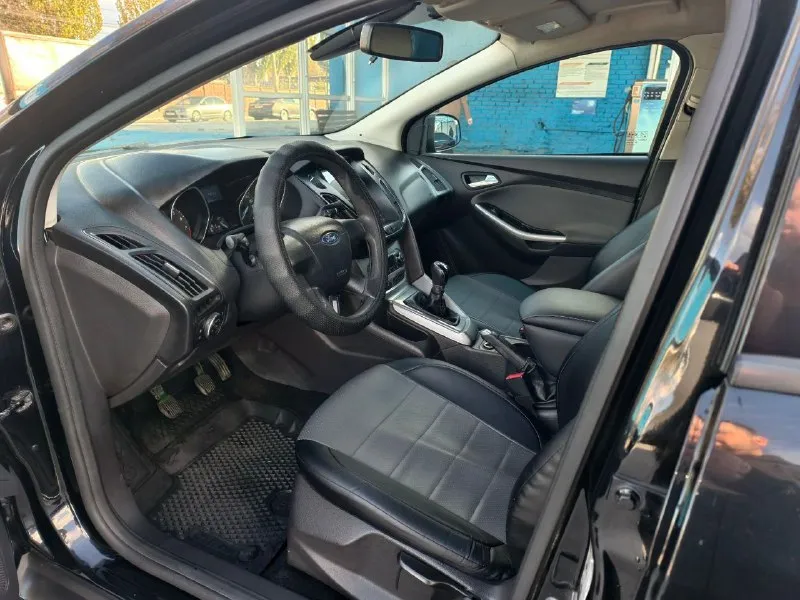 Ford focus 3, 2011 состояние идеальное мотор 1.6, мкпп (не робот!). пробег 236тыс. (оригинал) ✅1 хозяин за все время ✅технически без нареканий ✅все стекла родные! ✅сигнализация с автозапуском ✅планшет с навигацией, carplay, android auto, блютуз! ✅не такси и не каршеринг! юридически чистый! автомобиль в изумительном состоянии для своих лет, коррозии нет. мотор белоснежный в идеальном состоянии (не цокатит, как на других фокусах), коробка без нареканий, 5тыс назад замена полного комплекта сцепления. ходовая полностью обслужена, только поменял шаровые. цена: 780000р, торг могу присутствовать в мрэо. +79495771321 +79496585982 - фотография - 7