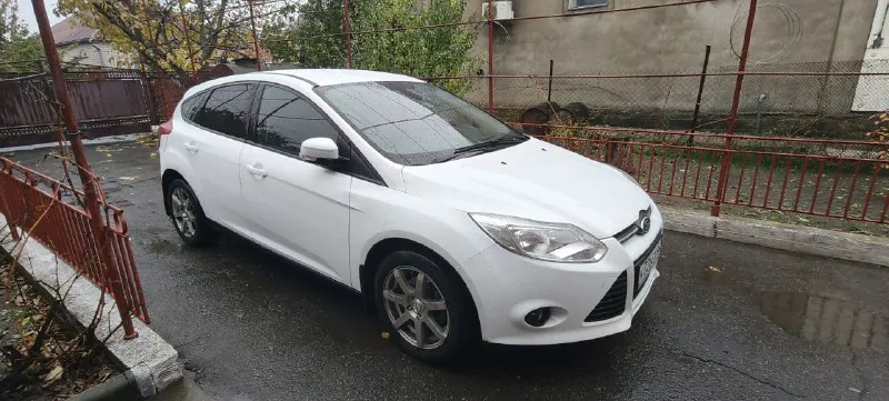 Продается ford фокус. 2014 год. двигатель 1.6, кпп механика. пробег 105000 км, максимальная комплектация. кузов в отличном состоянии, без ржавчины и рыжиков. торг с покупателем после осмотра. цена 980000. +79490844585 📞 звоните: +7(949)0844585 - фотография - 3