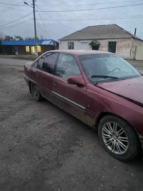 Продам opel омега а. время мянка 5 лет задний привод механика 2 литра 120 л. с. с наржуи не открывается водительская дверь, горит чек, нет глушителя, разбито лобовое, (открылся капот на ходу) капот тоже под замену. цена 100.000 + торг у капота. обмен не интересует. звонить по номеру +79497951179 или в лс. 📞 звоните: +7(949)7951179 - фотография - 2