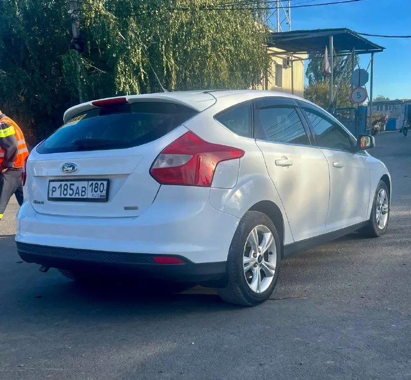 Продам ford focus : 1.0 (бензин) пробег: 121000 км год: 2013 машина в очень хорошем состоянии, как технически так и визуально! полностью обслужен! на данный момент не требует вложений! пробег 100% оригинальный! любые проверки приветствуются! два комплекта резины лето / зима! цена: 820,000 руб ( реальному покупателю торг при осмотре ) тел: +79497270251 📲 tg: @aleksandr_aleksandr11 📞 звоните: +7(949)7270251 - фотография - 3