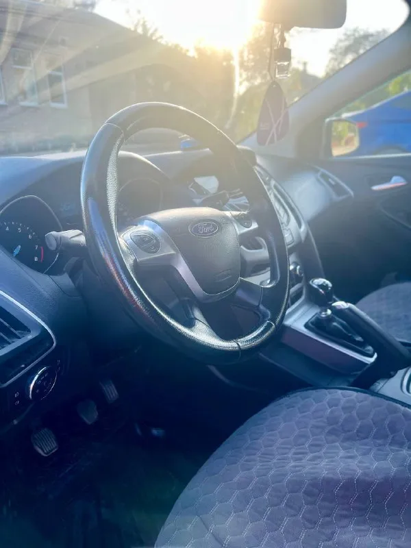 Продам ford focus : 1.0 (бензин) пробег: 121000 км год: 2013 машина в очень хорошем состоянии, как технически так и визуально! полностью обслужен! на данный момент не требует вложений! пробег 100% оригинальный! любые проверки приветствуются! два комплекта резины лето / зима! цена: 820,000 руб ( реальному покупателю торг при осмотре ) тел: +79497270251 📲 tg: @aleksandr_aleksandr11 📞 звоните: +7(949)7270251 - фотография - 6