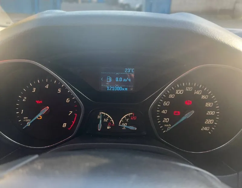 Продам ford focus : 1.0 (бензин) пробег: 121000 км год: 2013 машина в очень хорошем состоянии, как технически так и визуально! полностью обслужен! на данный момент не требует вложений! пробег 100% оригинальный! любые проверки приветствуются! два комплекта резины лето / зима! цена: 820,000 руб ( реальному покупателю торг при осмотре ) тел: +79497270251 📲 tg: @aleksandr_aleksandr11 📞 звоните: +7(949)7270251 - фотография - 8