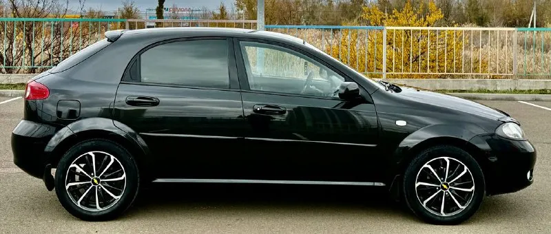 Chevrolet lacceti 2008 эксплуатации, выпус 2007 28 декабря! 1.6 бензин механика, автомобиль в отличном состоянии без вложений! без рыжиков без гнили пороги дно в отличном состоянии! салон чист ухоженный! без дтп! крашено 2 элемента вторичный окрас косметика! два комплекта ключей два комплекта резины зима лета! авто сел и поехал масложора нету! птс оригинальный! юридически кристально зеленая чистая! осмотр город донецк! срочно все вопросы по телефону звонить в любое время! цена 520 тыс руб! +7949-401-03-58 📞 звоните: +7(949)4010358 - фотография - 5
