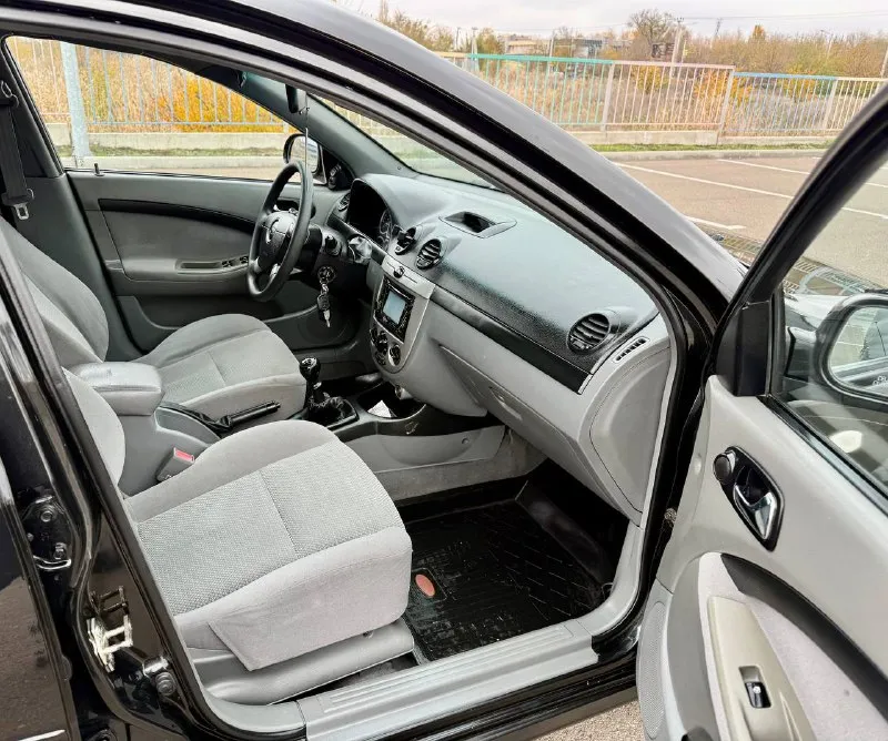 Chevrolet lacceti 2008 эксплуатации, выпус 2007 28 декабря! 1.6 бензин механика, автомобиль в отличном состоянии без вложений! без рыжиков без гнили пороги дно в отличном состоянии! салон чист ухоженный! без дтп! крашено 2 элемента вторичный окрас косметика! два комплекта ключей два комплекта резины зима лета! авто сел и поехал масложора нету! птс оригинальный! юридически кристально зеленая чистая! осмотр город донецк! срочно все вопросы по телефону звонить в любое время! цена 520 тыс руб! +7949-401-03-58 📞 звоните: +7(949)4010358 - фотография - 7
