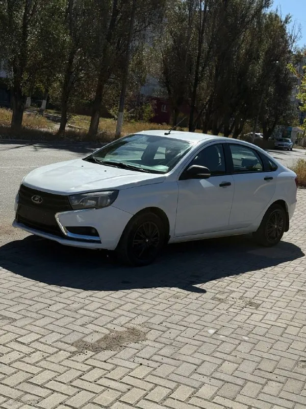 Продам lada vesta 2019 год,120 000км пробег, механика, гбо (вписано) комплектация простая: кондиционер(рабочий), hsa (помощь при старте в гору), эур, srs, esp, abs, эсп, подогрев заднего стекла, электро регирулировка фар и зеркал, парктроник, камера заднего вида, дополнительно установлен сенсорный экран на андроиде дно целое, не гнилая, не ржавая, не дырявая юридически автомобиль чист, снята с учета, без штрафов и запретов, продажа с полным переоформлением! цена 850 000₽ очень хороший торг телефон для связи: +79493256696 машина находится в горловке, по договоренности могу привезти в ваш город! - фотография - 2