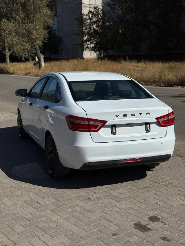 Продам lada vesta 2019 год,120 000км пробег, механика, гбо (вписано) комплектация простая: кондиционер(рабочий), hsa (помощь при старте в гору), эур, srs, esp, abs, эсп, подогрев заднего стекла, электро регирулировка фар и зеркал, парктроник, камера заднего вида, дополнительно установлен сенсорный экран на андроиде дно целое, не гнилая, не ржавая, не дырявая юридически автомобиль чист, снята с учета, без штрафов и запретов, продажа с полным переоформлением! цена 850 000₽ очень хороший торг телефон для связи: +79493256696 машина находится в горловке, по договоренности могу привезти в ваш город! - фотография - 3