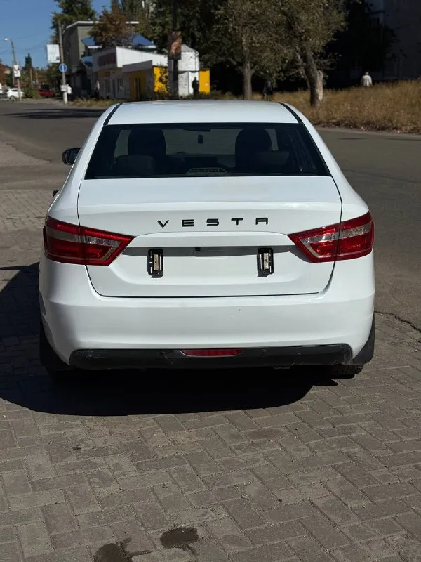Продам lada vesta 2019 год,120 000км пробег, механика, гбо (вписано) комплектация простая: кондиционер(рабочий), hsa (помощь при старте в гору), эур, srs, esp, abs, эсп, подогрев заднего стекла, электро регирулировка фар и зеркал, парктроник, камера заднего вида, дополнительно установлен сенсорный экран на андроиде дно целое, не гнилая, не ржавая, не дырявая юридически автомобиль чист, снята с учета, без штрафов и запретов, продажа с полным переоформлением! цена 850 000₽ очень хороший торг телефон для связи: +79493256696 машина находится в горловке, по договоренности могу привезти в ваш город! - фотография - 4