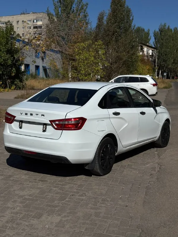 Продам lada vesta 2019 год,120 000км пробег, механика, гбо (вписано) комплектация простая: кондиционер(рабочий), hsa (помощь при старте в гору), эур, srs, esp, abs, эсп, подогрев заднего стекла, электро регирулировка фар и зеркал, парктроник, камера заднего вида, дополнительно установлен сенсорный экран на андроиде дно целое, не гнилая, не ржавая, не дырявая юридически автомобиль чист, снята с учета, без штрафов и запретов, продажа с полным переоформлением! цена 850 000₽ очень хороший торг телефон для связи: +79493256696 машина находится в горловке, по договоренности могу привезти в ваш город! - фотография - 5