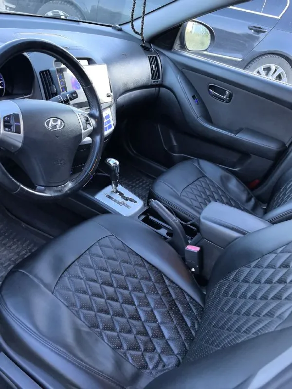 Продам хундай элантра год выпуска 2010 1.6 бензин коробка автомат пробег 240 тыс коробка и мотор работает отлично контрактный стоит машина техническа в хорошем состоянии, абсолютно без вложений. электропривод. обогрев передних сидений. стеклоподъёмники передние и задние. климат, кондиционер работает отлично. новая оптика камера заднего вида доводчики всех стёкол установлена сигнализация с автозапуском. машина находиться в мариуполе я собственник +7 949 613 48 02 цена 770 тысяч хороший торг. срочно нужны деньги. красивый номер в подарок) 📲 tg: анар 📞 звоните: +7(949)6134802 - фотография - 4