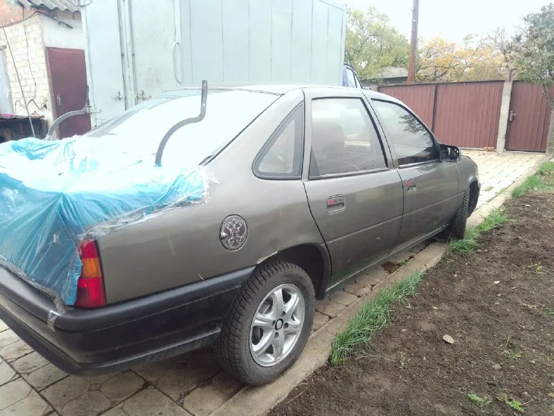 Opel вектра 1990. цена 100к торг. шахтерск. мотор 1.6 работает ровно масло не ест, кпп 5ст без нариканий, кузов в норме не гнилой. печка греет. нужно заменить термостат( есть в наличии новый). новая зимняя резина, легкосплавные диски, акб живой. по документам просрочен тп временный, можно поставить на 180 регион без права отчуждения на 5ть лет. машина в нормальном состоянии, ездила и обслуживалась все вовремя. .. цена 100к реальному торг. +7949 487 97 78 телеграмм дмитрий. шахтерск 📞 звоните: +7(949)4879778 - фотография - 2