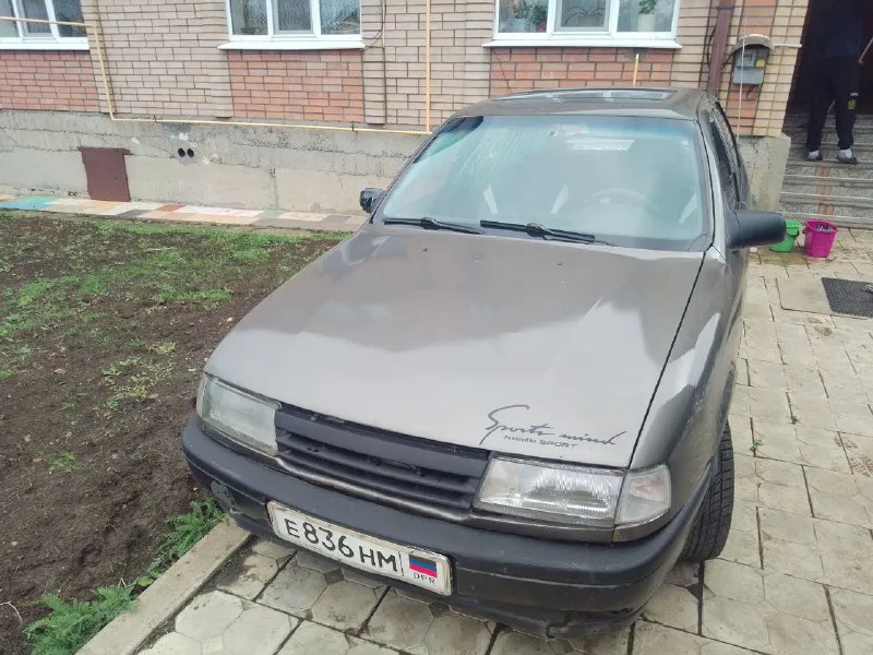 Opel вектра 1990. цена 100к торг. шахтерск. мотор 1.6 работает ровно масло не ест, кпп 5ст без нариканий, кузов в норме не гнилой. печка греет. нужно заменить термостат( есть в наличии новый). новая зимняя резина, легкосплавные диски, акб живой. по документам просрочен тп временный, можно поставить на 180 регион без права отчуждения на 5ть лет. машина в нормальном состоянии, ездила и обслуживалась все вовремя. .. цена 100к реальному торг. +7949 487 97 78 телеграмм дмитрий. шахтерск 📞 звоните: +7(949)4879778 - фотография - 3