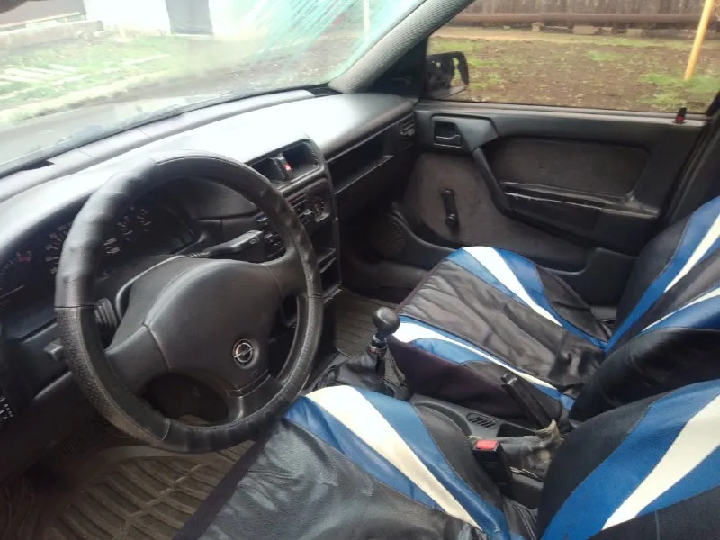 Opel вектра 1990. цена 100к торг. шахтерск. мотор 1.6 работает ровно масло не ест, кпп 5ст без нариканий, кузов в норме не гнилой. печка греет. нужно заменить термостат( есть в наличии новый). новая зимняя резина, легкосплавные диски, акб живой. по документам просрочен тп временный, можно поставить на 180 регион без права отчуждения на 5ть лет. машина в нормальном состоянии, ездила и обслуживалась все вовремя. .. цена 100к реальному торг. +7949 487 97 78 телеграмм дмитрий. шахтерск 📞 звоните: +7(949)4879778 - фотография - 4