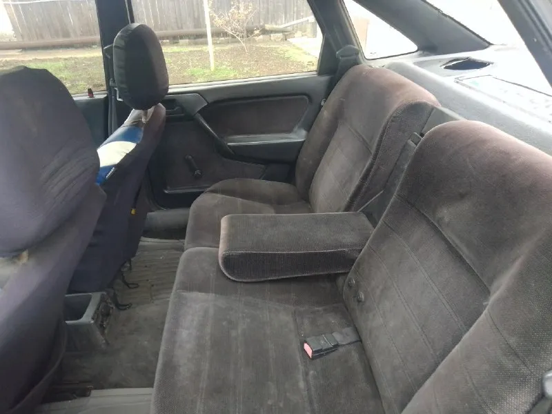 Opel вектра 1990. цена 100к торг. шахтерск. мотор 1.6 работает ровно масло не ест, кпп 5ст без нариканий, кузов в норме не гнилой. печка греет. нужно заменить термостат( есть в наличии новый). новая зимняя резина, легкосплавные диски, акб живой. по документам просрочен тп временный, можно поставить на 180 регион без права отчуждения на 5ть лет. машина в нормальном состоянии, ездила и обслуживалась все вовремя. .. цена 100к реальному торг. +7949 487 97 78 телеграмм дмитрий. шахтерск 📞 звоните: +7(949)4879778 - фотография - 5