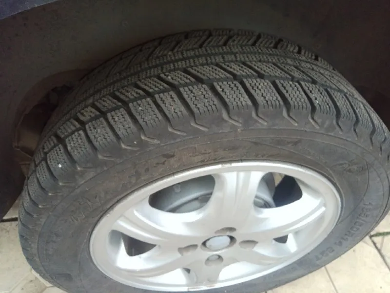 Opel вектра 1990. цена 100к торг. шахтерск. мотор 1.6 работает ровно масло не ест, кпп 5ст без нариканий, кузов в норме не гнилой. печка греет. нужно заменить термостат( есть в наличии новый). новая зимняя резина, легкосплавные диски, акб живой. по документам просрочен тп временный, можно поставить на 180 регион без права отчуждения на 5ть лет. машина в нормальном состоянии, ездила и обслуживалась все вовремя. .. цена 100к реальному торг. +7949 487 97 78 телеграмм дмитрий. шахтерск 📞 звоните: +7(949)4879778 - фотография - 6