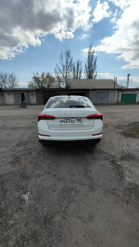 Skoda rapid 2021 цена, ₽: 1800000 пробег, км: 49 000 количество дверей: 5 поколение: ii (2019—2025) тип двигателя: бензин привод: передний мощность, л. с. : 90 модификация: 1.6 mpi mt (90 л. с. ) комплектация: style руль: левый состояние: не битый птс: электронный владельцев по птс: 1 салон * кожаный руль цвет салона * тёмный обогрев: * передних сидений * задних сидений * зеркал * руля * подогрев заднего и лобового стекла электростеклоподъемники * передние и задние помощь при вождении * датчик дождя * датчик света * парктроник задний * камера заднего вида * круиз-контроль * бортовой компьютер противоугонная система * сигнализация * центральный замок * без ключевой доступ * кнопка start/stop активная безопасность * антиблокировка тормозов * антипробуксовка * экстренное торможение фары * заводские светодиодные линзованые * противотуманный автомобиль частично в броне пленке, есть зимняя резина, заводская тонировка и защита двигателя, оригинальные родные коврики салона и бага 📞 звоните: +7(949)4102312 - фотография - 3