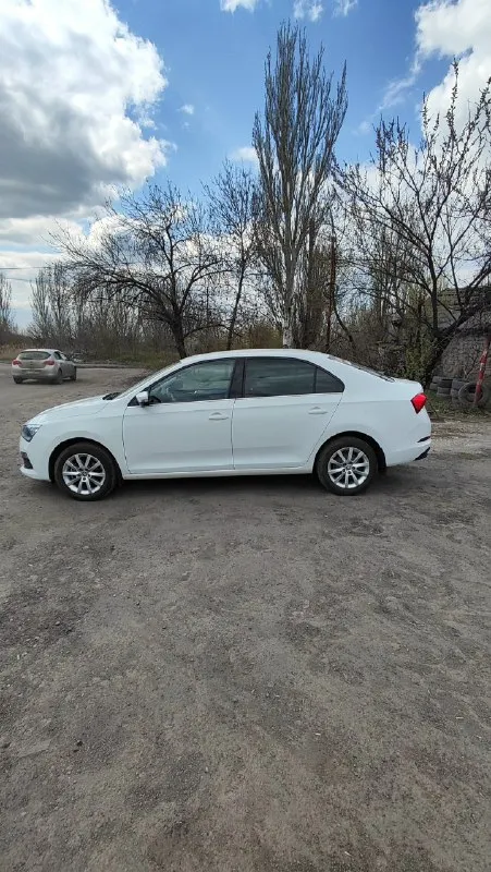 Skoda rapid 2021 цена, ₽: 1800000 пробег, км: 49 000 количество дверей: 5 поколение: ii (2019—2025) тип двигателя: бензин привод: передний мощность, л. с. : 90 модификация: 1.6 mpi mt (90 л. с. ) комплектация: style руль: левый состояние: не битый птс: электронный владельцев по птс: 1 салон * кожаный руль цвет салона * тёмный обогрев: * передних сидений * задних сидений * зеркал * руля * подогрев заднего и лобового стекла электростеклоподъемники * передние и задние помощь при вождении * датчик дождя * датчик света * парктроник задний * камера заднего вида * круиз-контроль * бортовой компьютер противоугонная система * сигнализация * центральный замок * без ключевой доступ * кнопка start/stop активная безопасность * антиблокировка тормозов * антипробуксовка * экстренное торможение фары * заводские светодиодные линзованые * противотуманный автомобиль частично в броне пленке, есть зимняя резина, заводская тонировка и защита двигателя, оригинальные родные коврики салона и бага 📞 звоните: +7(949)4102312 - фотография - 4